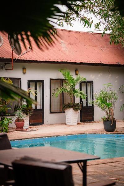 Отель Hibiscus House Gambia Бруфут Экстерьер фото
