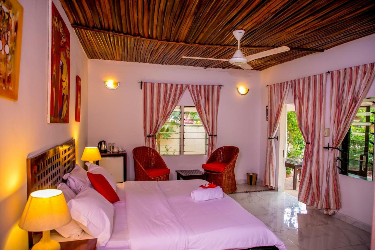 Отель Hibiscus House Gambia Бруфут Экстерьер фото