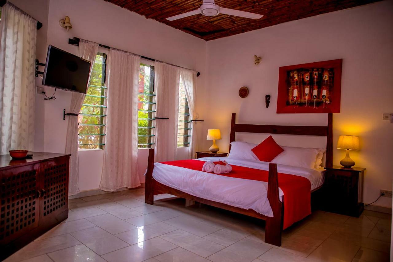 Отель Hibiscus House Gambia Бруфут Экстерьер фото